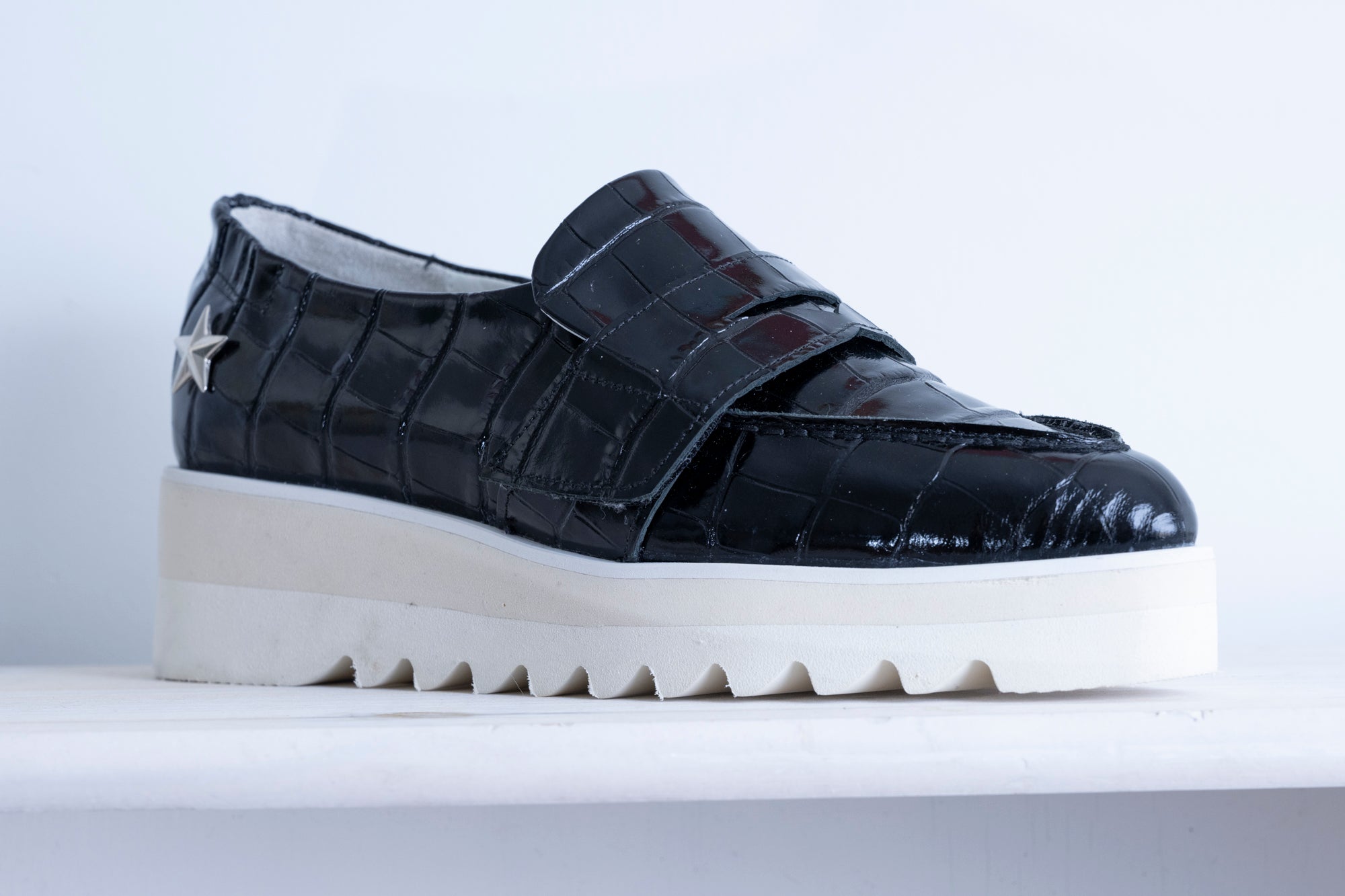 ブラッククロコローファー