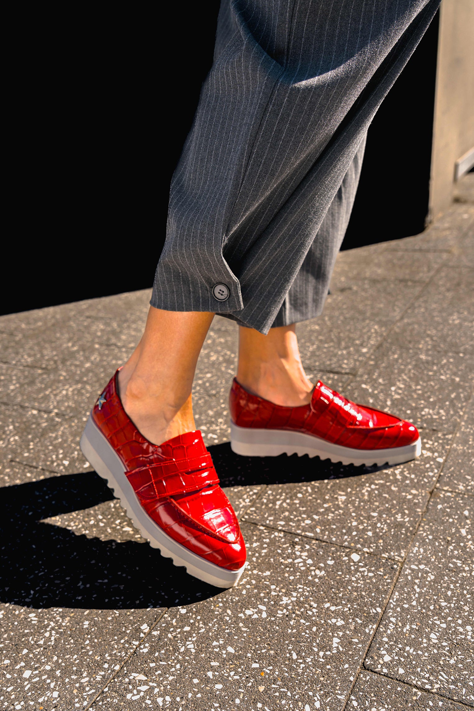 レッドクロコローファー