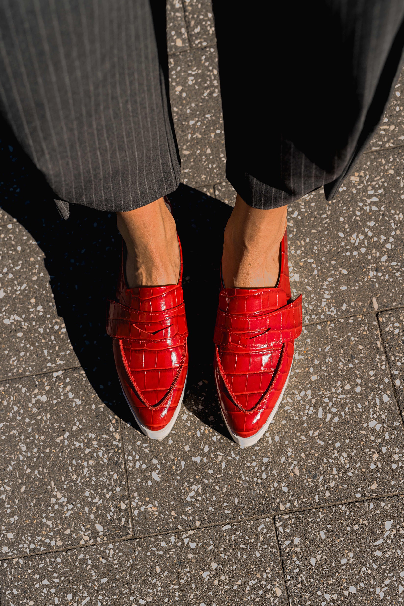 レッドクロコローファー