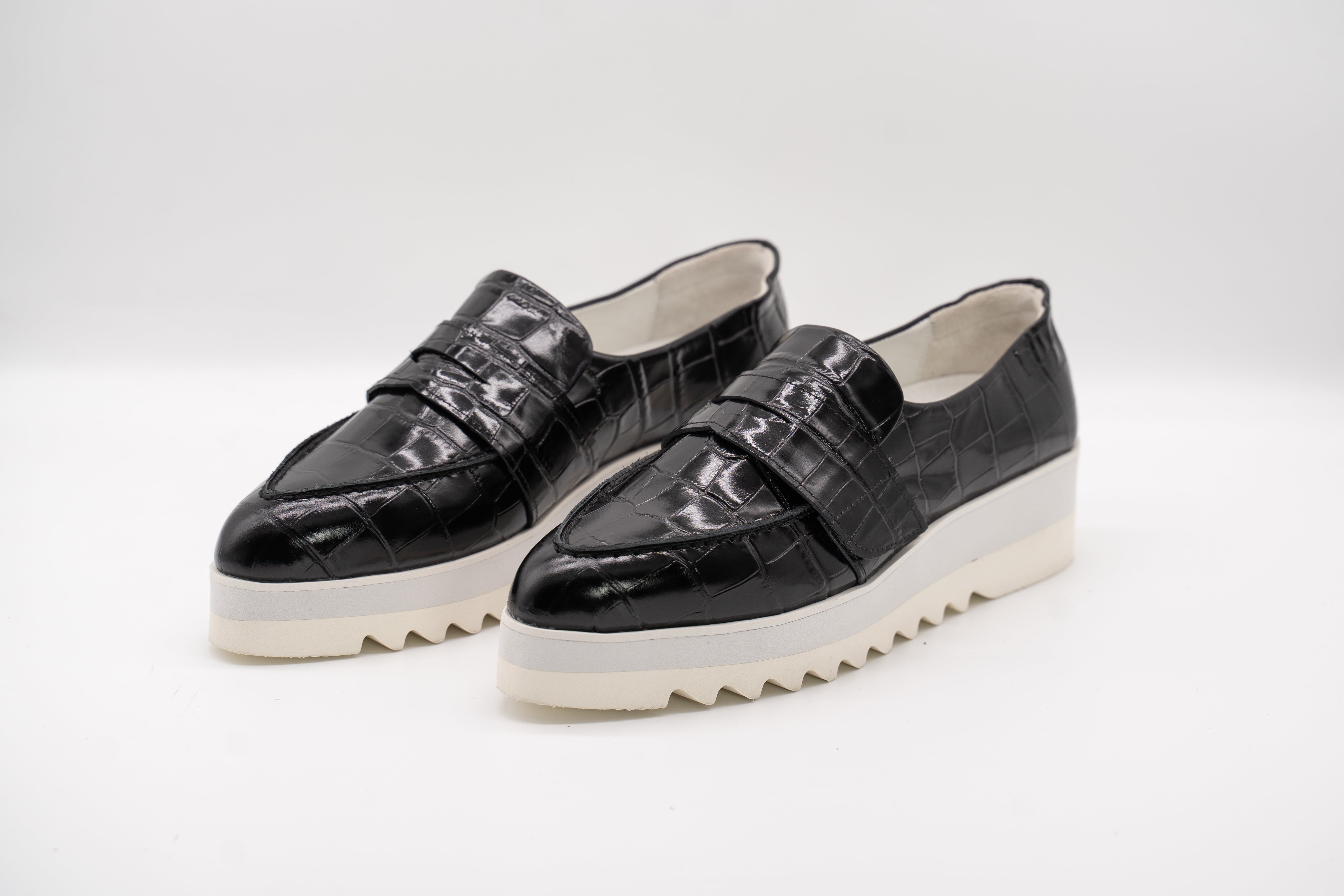 ブラッククロコローファー